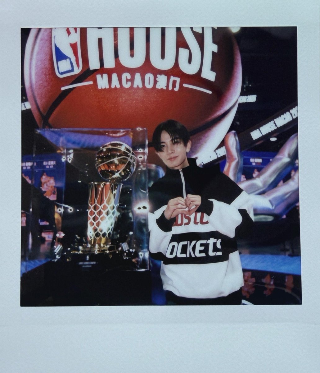 evanngobrol's tweet photo. dari sekian banyak hal keren yang dilakuin Evan belakangan ini, kayaknya yang paling bikin terharu dan bangga banget pas beliau mau perform di court NBA hari ini yaa… 🥹 

basketball has always been that one thing that truly brings him joy and comfort whenever he talks about or plays it. dan hari ini beliau dapet kesempatan buat berdiri di stage yang sama bukan sebagai penonton tapi sebagai musisi yang bawa semua karyanya sendiri. words really can’t describe how proud we are of him! 

ada kepuasan dan kebahagiaan tersendiri pas liat hobi dan hal yang paling beliau suka dari dulu, sekarang jadi salah satu ‘panggung’ terbesar buat ngenalin musiknya ke dunia. lihat dua hal yang paling beliau suka bisa berjalan berdampingan ini is just full joy to witness!!!!

gak ada kalimat yang bisa ngerangkum rasa bangga selain kagum sm konsistensi dan jalan yang beliau pilih sekarang. he is truly living a moment that he used to only dream about! sehat-sehat terus yaaa Evan <3 we are sooo proud of you, today and always 🩷

EVAN TAKES THE NBA COURT
#EVANxNBA #EVAN #에반 #李羲承
@h_evva_n @evan_officialJP