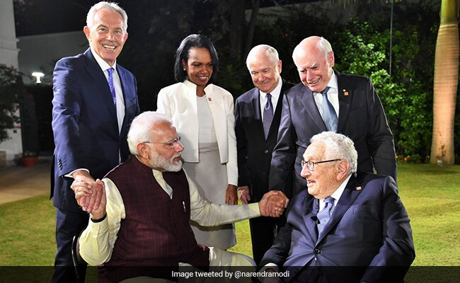 gujjutweeter's tweet photo. DeepState is trying to destabilize India.

Meanwhile DeepState actors: https://t.co/CQPZw4chN3