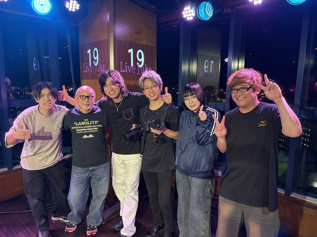AkihitoTokunaga's tweet photo. 8弦ベース弾き語りツアー広島。
なんと109（徳）の日に、ライブハウス19で、19公演目のライブという‼️宮島まで見える19階の夜景をバックに来てくれた皆さんとクラップ大セッション🙌最高の夜になりました！ありがとうございました！

フォトグラファーの宮脇洸太さんが遊びに来てくれて撮ってくださいました。
Photo by
@miyawakikouta