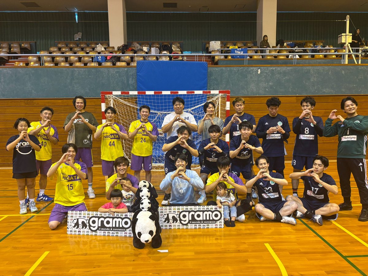 dohoclub's tweet photo. 『親愛なる新潟のみなさま、巨大パンダ🐼になるgramo驚』  新潟遠征、今シーズンの第４回gramo🐼CUPも同朋クラブにとって、実りある遠征となりました。
第１回から参加していますが、gramo🐼CUPどんどん大きくなって…かかわるすべてのみなさまの熱量をひしひしと肌で感じています。

#ハンドボール https://t.co/kvfQx1wCIT