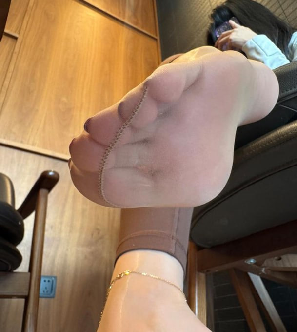 billmillerdc's tweet photo. 上午对着屏幕改方案，谁看了都觉得我只是在认真加班，下午一空我就把腿抬起来，丝袜还紧紧裹着脚掌对着门口，你路过敢进来隔着这层薄薄的丝给我捏一捏吗？ https://t.co/tDNsD1PRGh