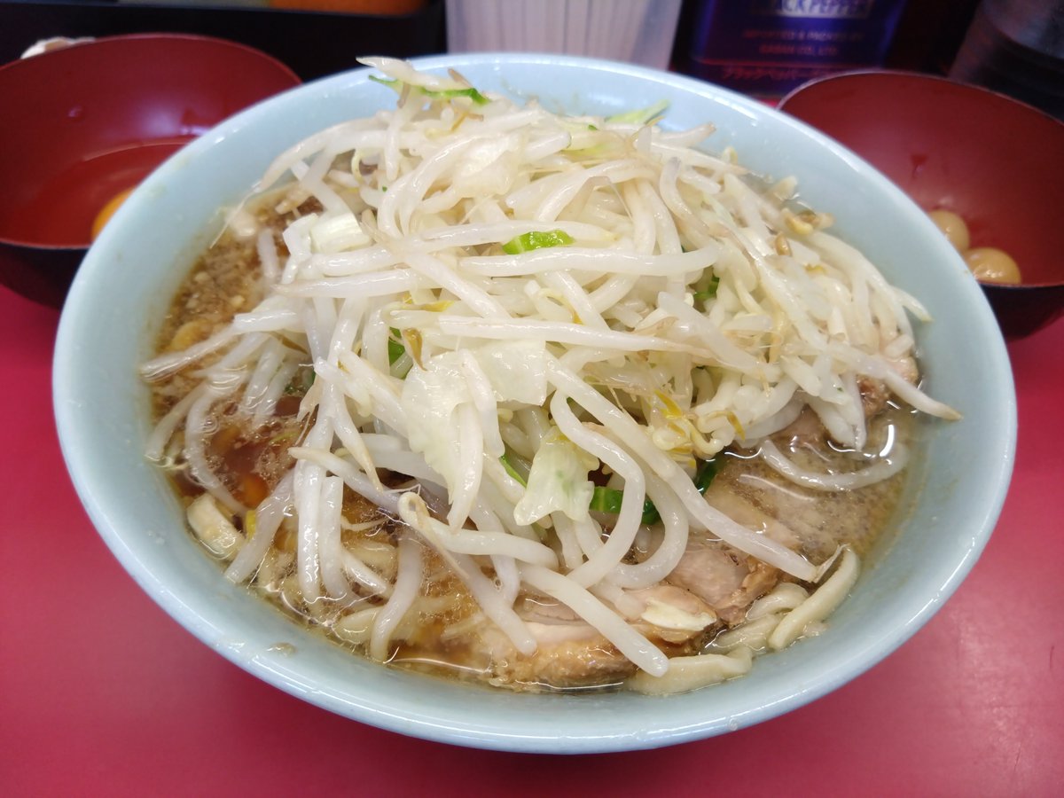 shin_mgsk's tweet photo. ラーメン二郎 中山駅前店
小ラーメンぶた2枚+生卵+味付うずら　そのまま

8ヶ月ぶり2度目の訪店。
シャキヤサイに、程よく味の染みたホロッと柔らかな豚。柔めの平打ち中太麺に、醤油感が控えめで酸味のあるスープ。全体的にバランスが良く、大満足の美味さ。
お誘いいただき、ありがとうございます。 https://t.co/ZYJV6MmGQK