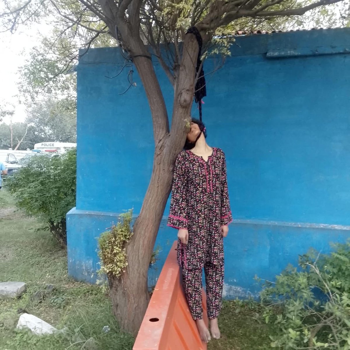 AzazSyed's tweet photo. یہ ہے ہمارا مستقبل۔۔۔۔💔
میرے ساتھ ہونیوالے فراڈ کامیرے والد کو نا بتانا،وہ مرجائیں گے ۔۔یہ ہے وہ آخری میسج جو اس طالبہ نے اپنے ماموں کو کیا ۔۔۔
اسلام آباد کی اسلامک انٹرنیشنل یونیورسٹی کی طالبہ لائبہ نے گزشتہ روز مبینہ طور پر خود کشی  کر لی جسکی لاش جی ٹین اتوار بازار کے قریب سے برآمد ہوئی۔۔۔ پولیس کا کہنا ہے کہ طالبہ لائبہ جی ٹین میں رہائش پذیر تھی کل تقریباً 2 بجے گھر سے نکلی  تھی۔۔۔اہلخانہ کہتے ہیں کہ لائبہ نے اسلامی یونیورسٹی سے گولڈ میڈل کیساتھ بی ایس کیا،مزید پڑھائی کیلئے بیرون ملک جانا چاہتی تھی ، ایک کنسلٹنٹ نے امریکی یونیورسٹی میں داخلہ کروانے کیلئے 70 لاکھ روپے مانگے۔۔غریب باپ موٹرسائیکل پر دودھ فروخت کرکے بچوں کو پڑھا رہا تھا۔خود کرایے کے فلیٹ پر رہنے والے والد نے پلاٹ بیچ کر 21 لاکھ کیش ایجنٹ کو دیا۔۔باقی رقم کا انتظام کرنے کیلئے طالبہ کی والدہ کا زیور بینک میں رکھوایا گیا۔۔طالبہ نےیونیورسٹی میں داخلے کے ڈاکومنٹس چیک کروائے تو سب جعلی نکلے۔۔۔ 

اس ایجنٹ کے خلاف فوری قانونی کارروائی عمل میں لائی جائے تاکہ کوئی اور اپنے ادھورے خوابوں اور بھاری دل کے ساتھ اس دنیا سے رخصت نہ ہو ۔۔۔