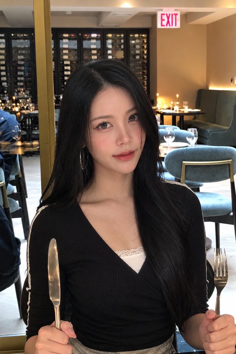 youndolseok's tweet photo. Yang cantik                          Yang bayar https://t.co/EGdbwwlG3h