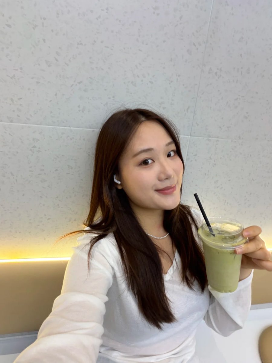melisangirl's tweet photo. 白色衬衫、珍珠项链，还有手中最爱的抹茶绿。🍵
刚刚好的温度，刚刚好的周末。
有没有有缘人一起来喝奶茶呢？ https://t.co/POEkXim36c