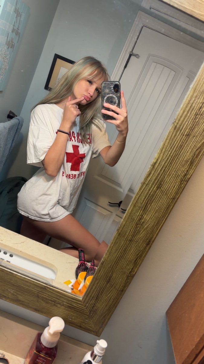 bethlustree's tweet photo. @esr3369 @RahillyTho75331 👀 ur so pretty girl! https://t.co/g8rwJEjdfT