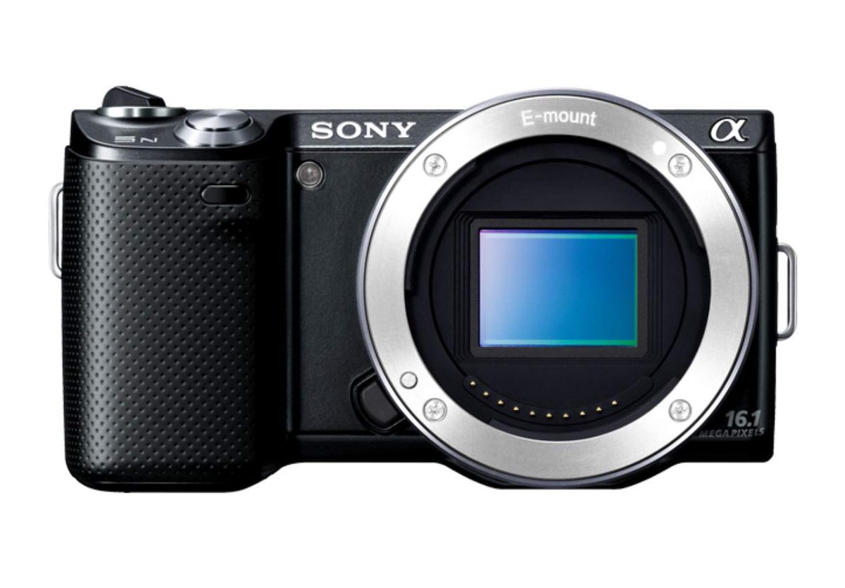 kishimoto_cam's tweet photo. ニコンがZマウントで更なる小型化をしようとした場合、SONYのNEX-5みたいな形状にするしか無いんだよなぁ https://t.co/F7sGXHNciU