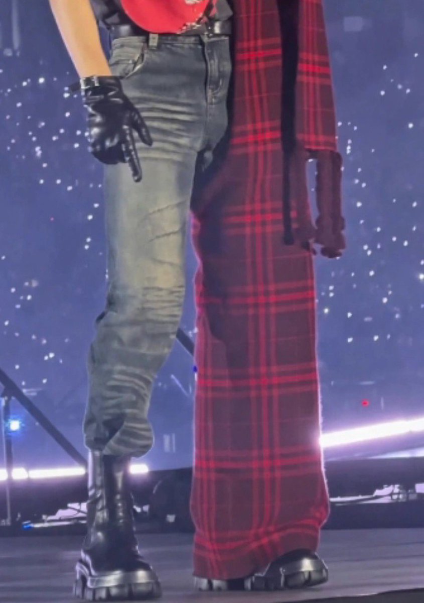 thvismuse's tweet photo. waitttt the scarf is literally wrapped around Taehyung's legs like pants??? gurl his fashion is too advanced THIS IS NUTSSS https://t.co/F81RiThbWY