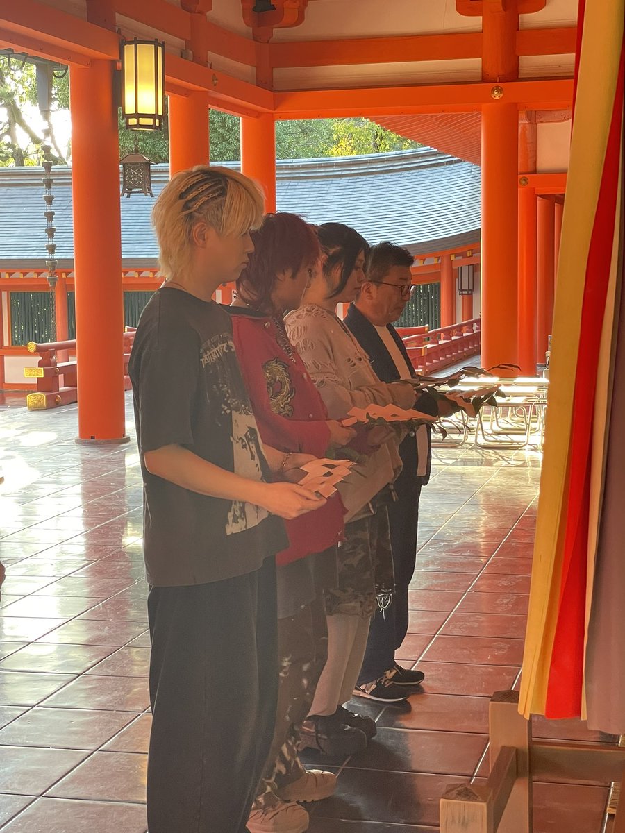 kyotoheianjingu's tweet photo. 【平安神宮奉納 Special Live】
只今、御神前にて参拝を終えられました。アーティストの皆様、本日お越しの皆様のご健康をお祈り申し上げます。

#平安神宮　
#Chevon
#シェボン
#神社　
#叶守 https://t.co/YxgIaG4Qo0