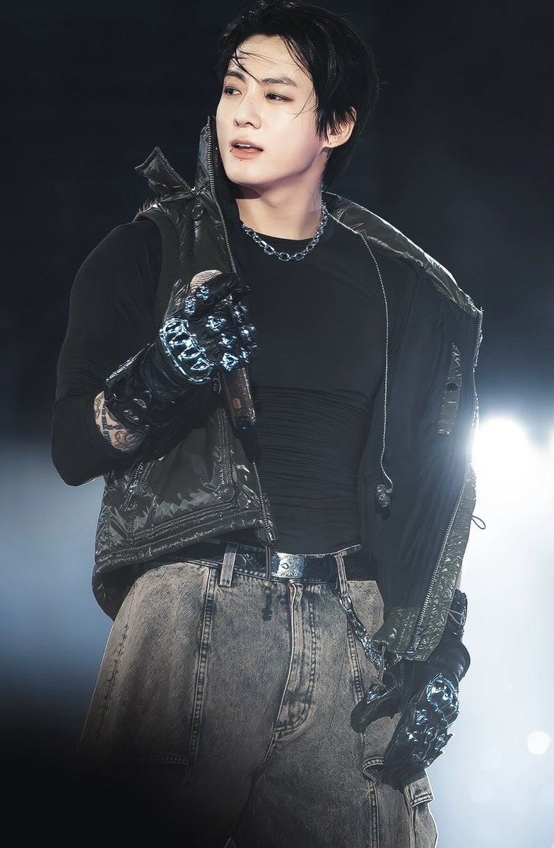 jeonlver97_'s tweet photo. JEON JUNGKOOK OH MY GOD 😵‍💫🫠 https://t.co/O5X2DVg0GS