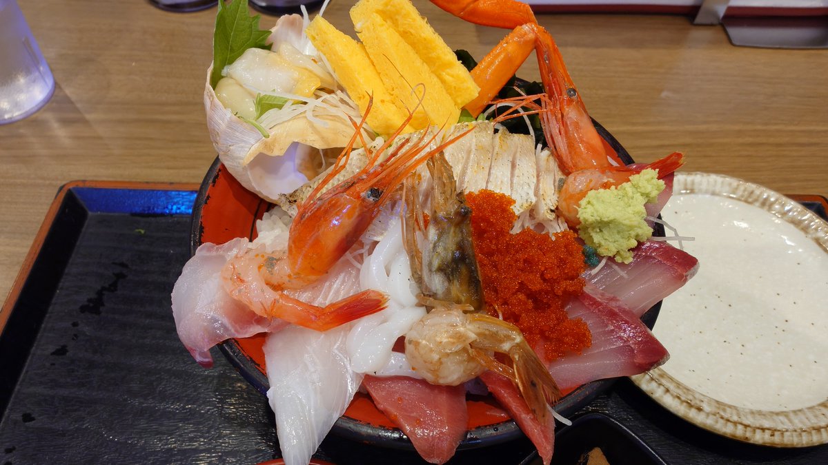 araijustice's tweet photo. 石川県金沢市にある魚がし食堂 中央市場店で「炙りのど黒の美食丼」を食べました。ご飯🍚中盛り、あお��の味噌汁付けて3000円でした。混んでたけど待った甲斐がありました。美味しかった(*^^*)
 #魚がし食堂 https://t.co/sNPywBp7wZ