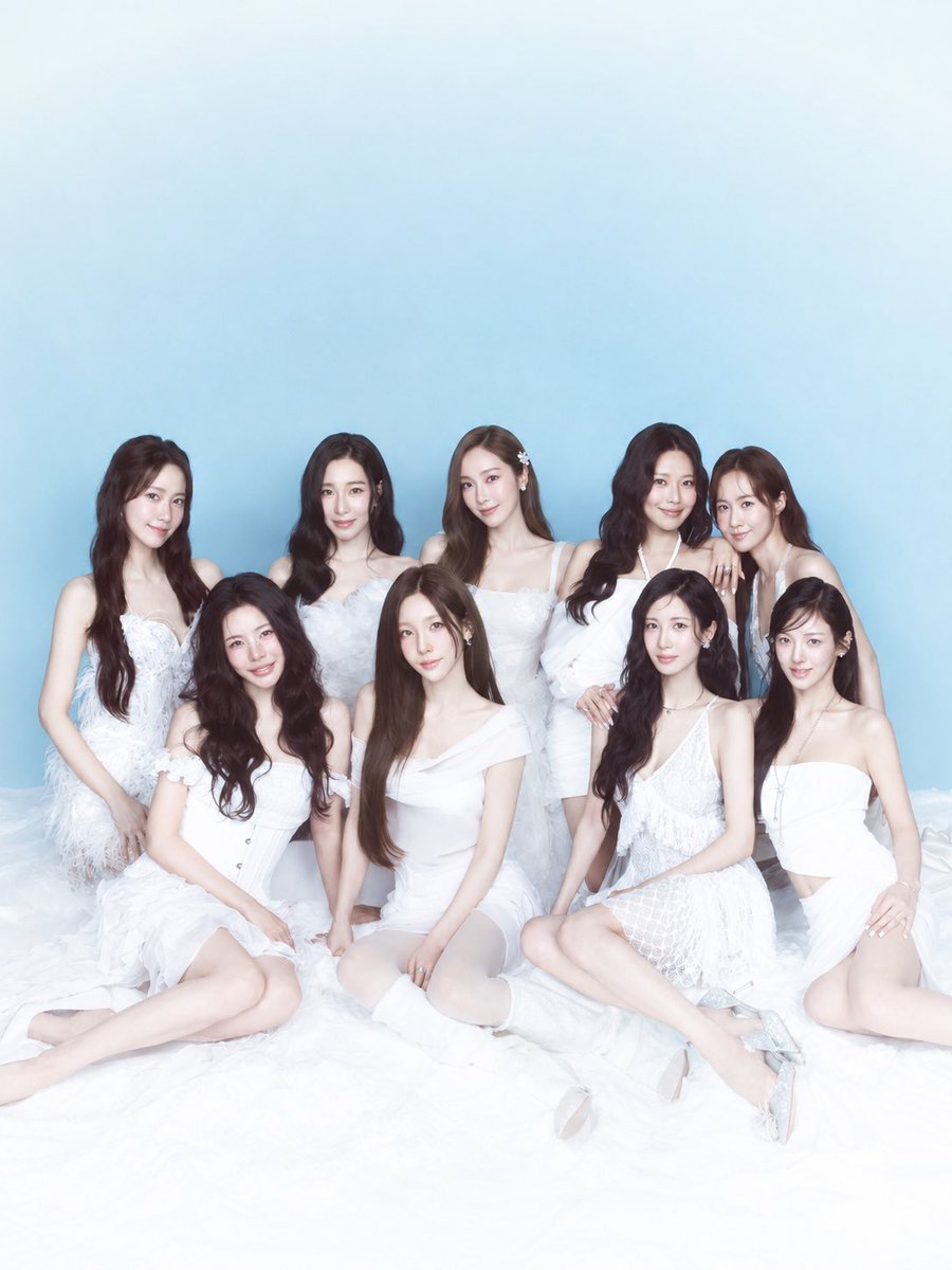 FianHyde's tweet photo. Damn! Jessica right in the middle are perfectly fit for SNSD OT9 group photo, wow! https://t.co/bgEQE4fCdt