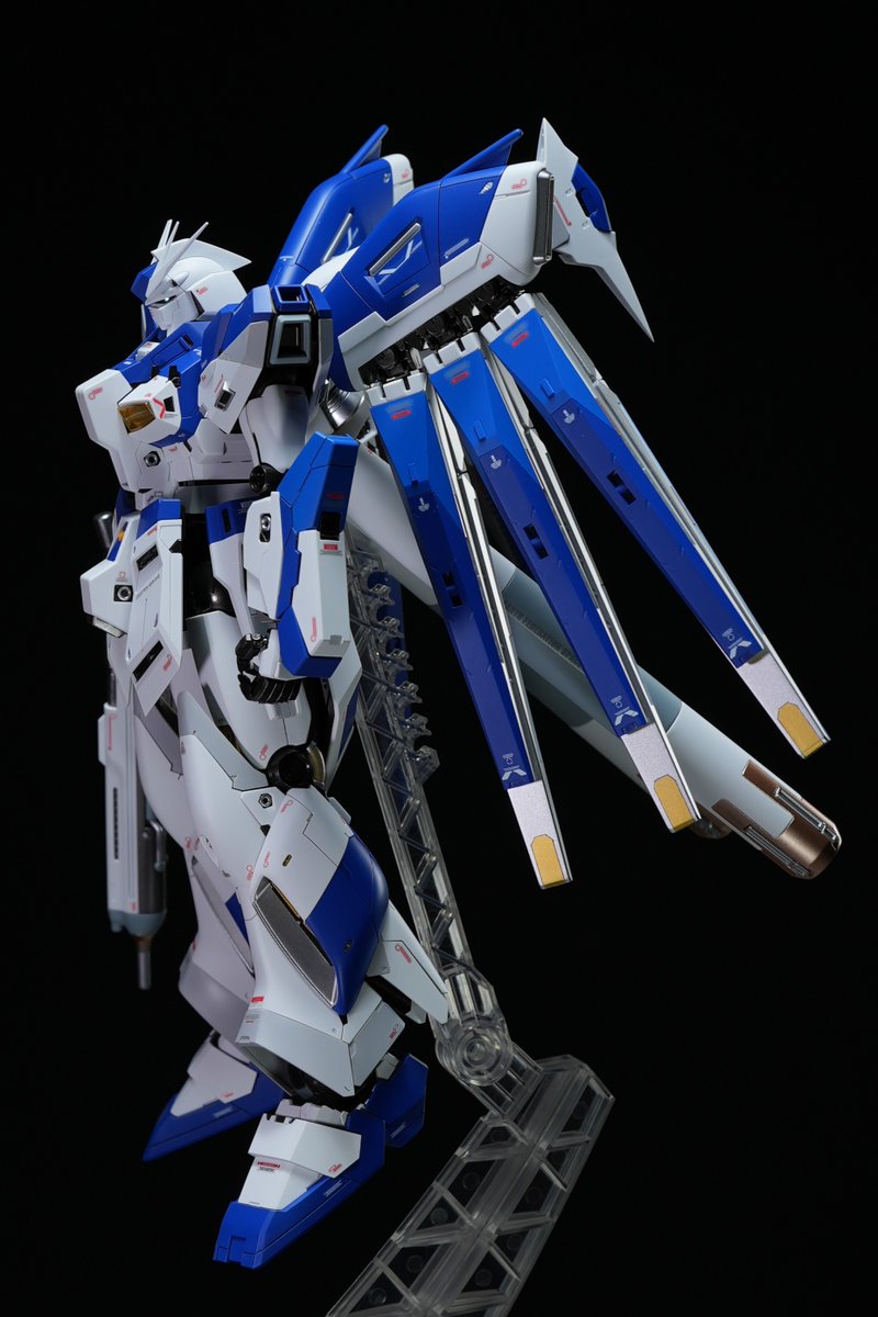 mag_build's tweet photo. 塗装後にLED待ちで放置してたHi-ν、ようやく完成！
なのに、撮影の途中でLED切れてたみたいで目が光ってない…電池切れるのﾊﾔｽｷﾞ

#ガンプラ https://t.co/lel8iqaqih