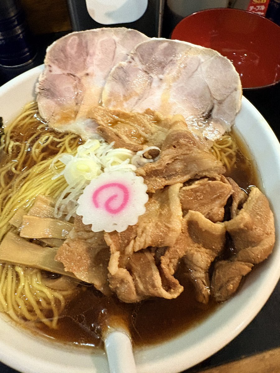0kara1_man's tweet photo. 「一条流がんこ総本家分家四谷荒木町」へ初訪問。ワクワク感半端ない

↓

がんこラーメンに悪魔肉と大盛りを追加。私は醤油、息子は塩を。

↓

スープをひと口飲むと、出汁の旨みと香りが広がる。

生卵につけてすき焼き風にすると、ちょうどいい美味しさ

#一条流がんこ総本家分家四谷荒木町 https://t.co/zZ7v3bPrfU