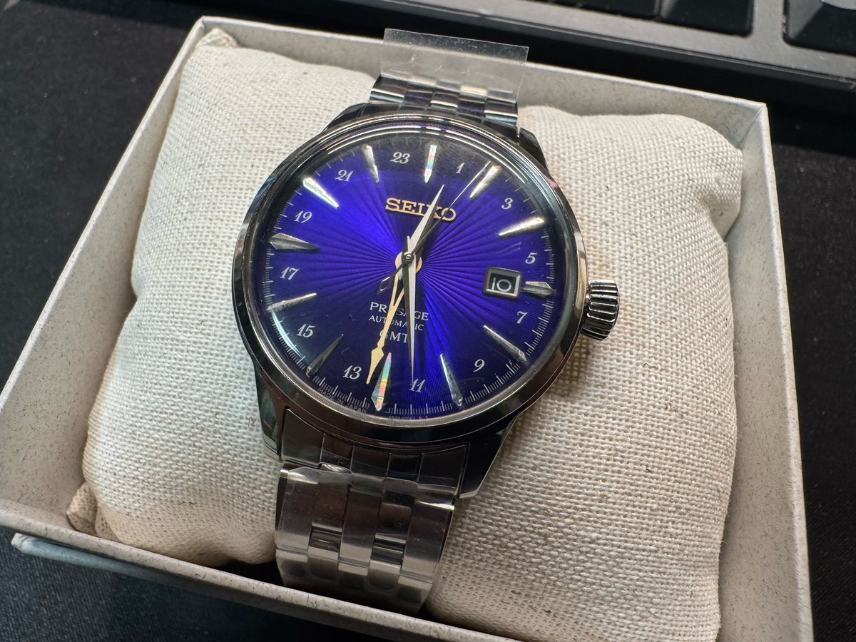 Aroesmitho's tweet photo. 2ヶ月前に一目惚れして予約した時計が届いた
早速コマ合わせに持って行こう https://t.co/Eicmkj4Y06