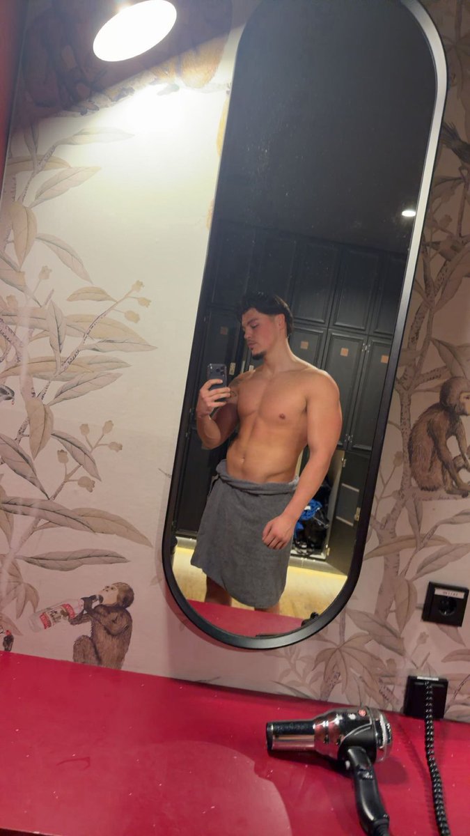MasterJoos69's tweet photo. Gym done. Where is my slave to massage me now? 😈💸 #master #cashmaster #findom #paypig #alpha #feet https://t.co/1vZGlG14fj