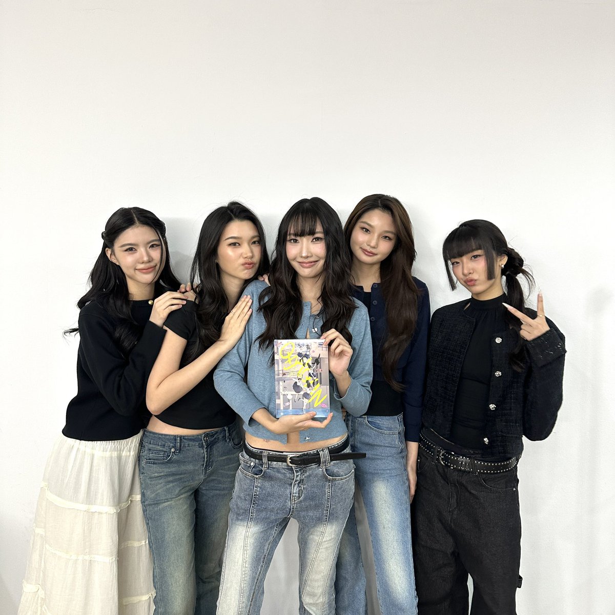 OxytoxinSeries's tweet photo. วันนี้ขอบคุณทุกคนที่มาร่วมพูดคุยเกี่ยวกับนวนิยาย “Oxytoxin จุนใจไอดาว”  ในงานGMMTV FANIVAL 2026 : Happy Family 🩷🌟

#OxytoxinSeries 
#GMMTV
@waifha_ @t0nnkhaw @ygyoghurtyy @PSabsima @kunbentsu https://t.co/JazAV5Fg9h