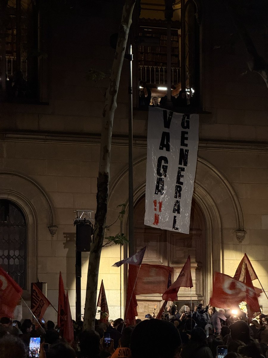 joooana5's tweet photo. Encarem la vaga general de l’11 de novembre amb un repte. Transformar la ràbia i indignació que brota als carrers en un impuls organitzatiu. Donar continuïtat al conflicte, engrandir-lo i enfortir-lo. I, la casa de la vaga pot jugar un paper clau en fer-ho possible. 🔥🔑 https://t.co/v0c8irxFN1