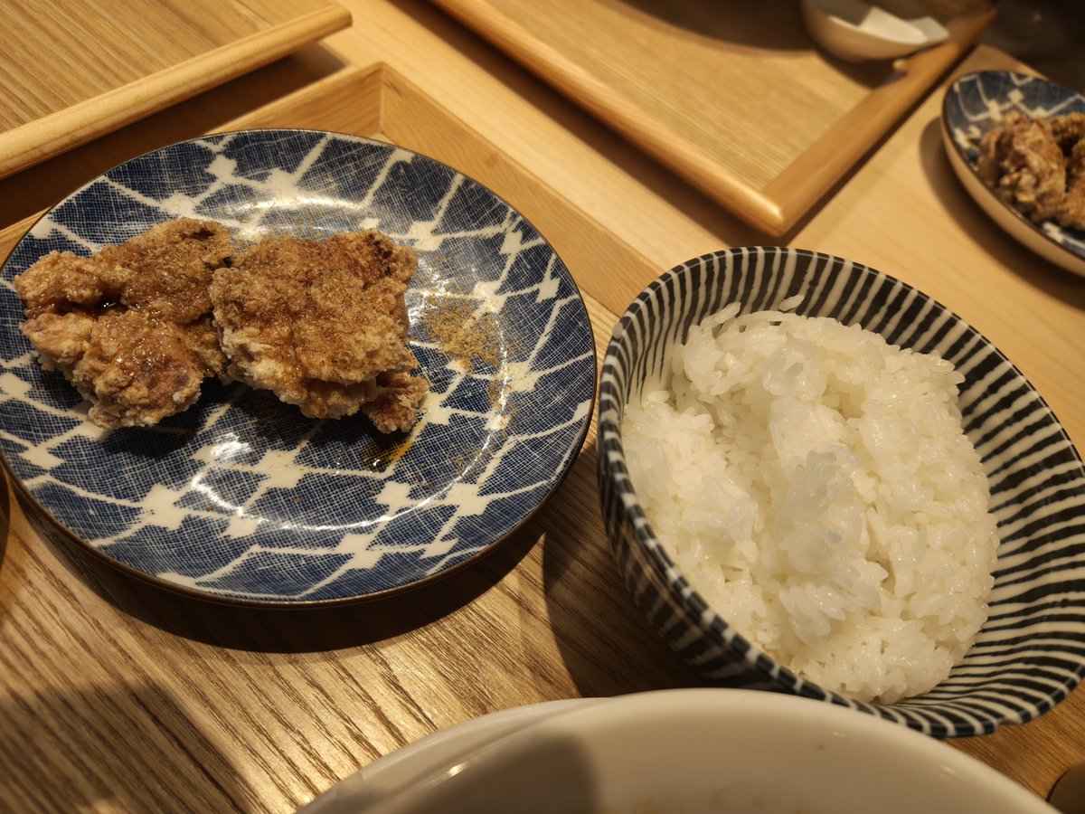 0486Siamesenn's tweet photo. 今日は名古屋でライブ

通りがかりで気になるラーメン屋発見

ダシと麺 くじら 栄本店

その名のとおり
看板に偽り無し
スープも麺も期待以上
一口で近所にほしいと思った

唐揚げもダシ効かせてうまし
大満足 https://t.co/3fNdqf3noc
