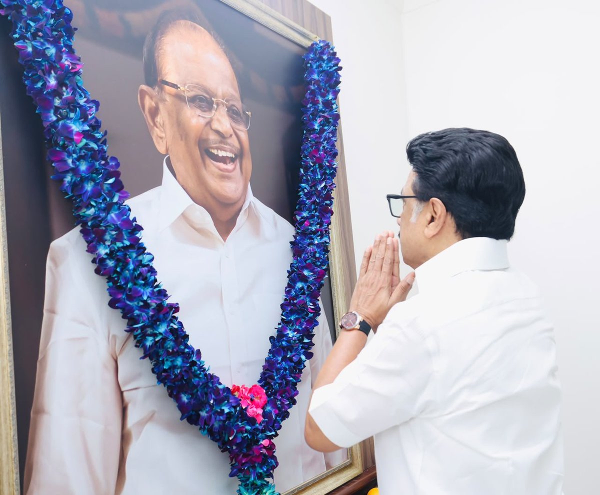mkstalin's tweet photo. என் வாழ்வில் கிடைத்தற்கரிய பெருஞ்செல்வமாக நான் பெற்றிருந்த அண்ணன் முரசொலி செல்வம் அவர்களின் நினைவு நாள்.

தலைவர் கலைஞரே அவருக்குப் பெயர்சூட்டி, தாயைப் போல வளர்த்தெடுத்தார். கலைஞரின் நிழலில் வளர்ந்த செல்வம் அவர்கள் கழகப்பணி செய்வதைத் தவிர வேறு எதுவும் அறியாதவர், எதையும் நாடாதவர்.  

திரு. செல்வம் அவர்கள் எனக்கு அண்ணனாகவும் இருந்திருக்கிறார், ஆசானாகவும் இருந்திருக்கிறார், நெருக்கடியான நேரங்களில் ஆறுதலாகவும் இருந்திருக்கிறார்.

மண்ணைவிட்டு மறைந்தாலும் என் மனதைவிட்டு அகலாத பேரன்புக்குரிய செல்வம் அண்ணன் அவர்களின் நினைவுகளைப் போற்றி வணங்குகிறேன்.
#MurasoliSelvam