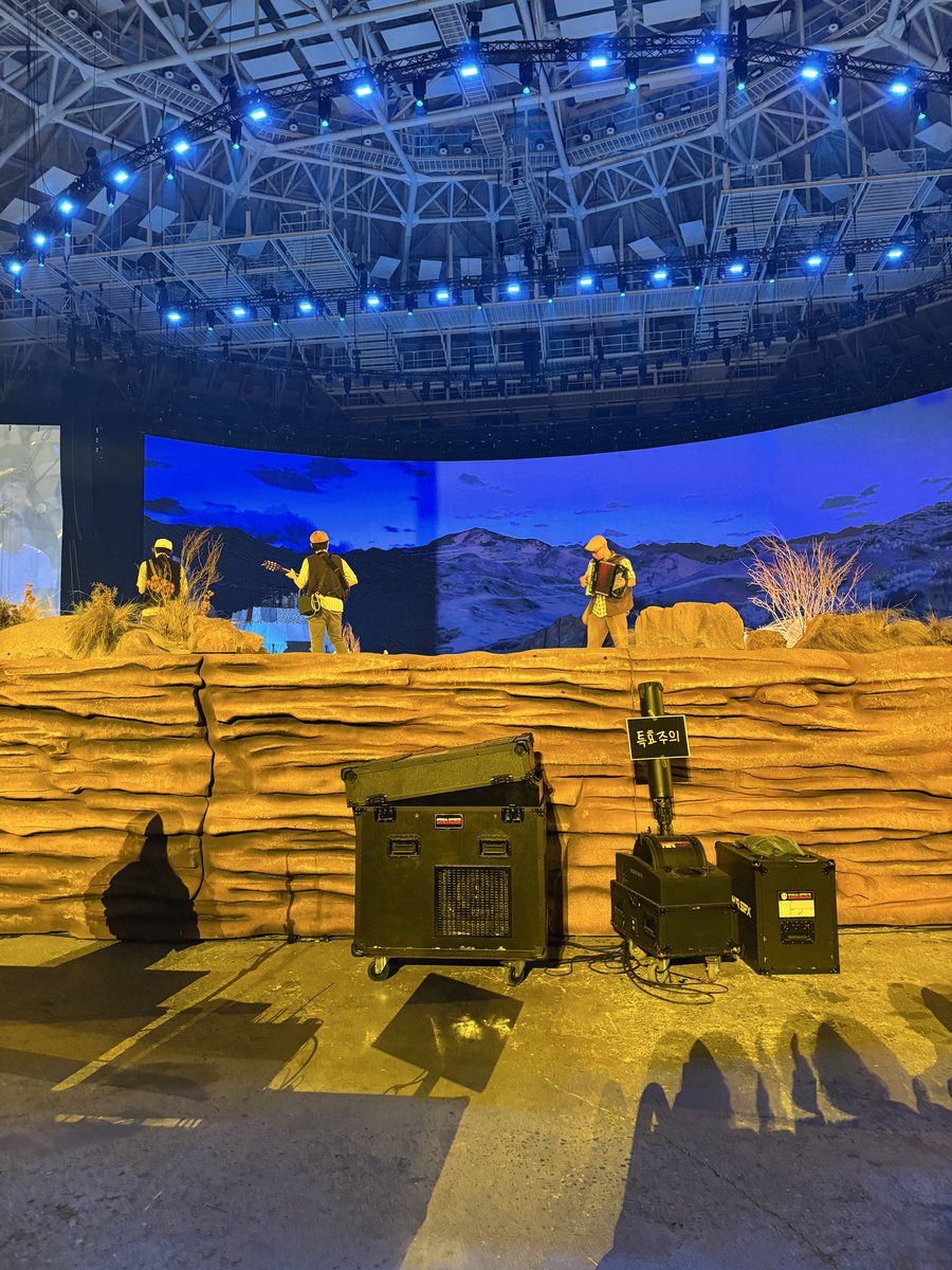 akmu_dotol's tweet photo. 잠깐만 1열 무대가 보이긴 해요? https://t.co/CovTHohxnE