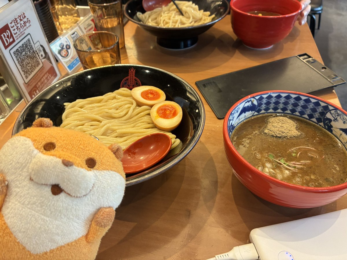 mikans01's tweet photo. 今日はピクミンブルームのコミュデイなので梅田散歩してきました
美味しいもの食べて中之島バラ園で面白い景色見て（この伸び放題のモッコウバラもかなりツボ🌹）元気がでたり

また本を買ってきたので読むのが楽しみ
コミュデイクリアの1万歩に少し足りないので日が暮れたらまた散歩してきます🌱 https://t.co/Ebn6TEyPlM
