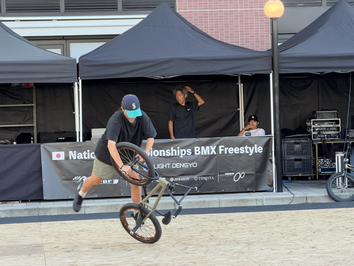 masaaki_taniai's tweet photo. 全日本BMXフリースタイル選手権（岡山市北区杜の街グレース）

ちょうど7-8歳クラスの競技中でした。

岡山から世界レベルの大会を目指して、運営の皆さんが尽力してきました。この大会も定着して第10回に。

街の真ん中で魅せるスポーツ。選手もみんな楽しんでます。

#BMX
#アーバンスポーツ https://t.co/l3uZhrsZra