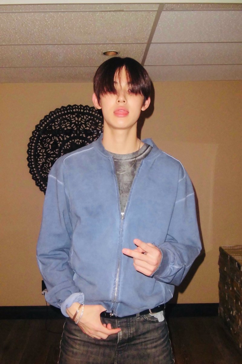 eomseaniee's tweet photo. WITH BANGS VS SLICKED BACK HAIR https://t.co/W48x7Cig6o
