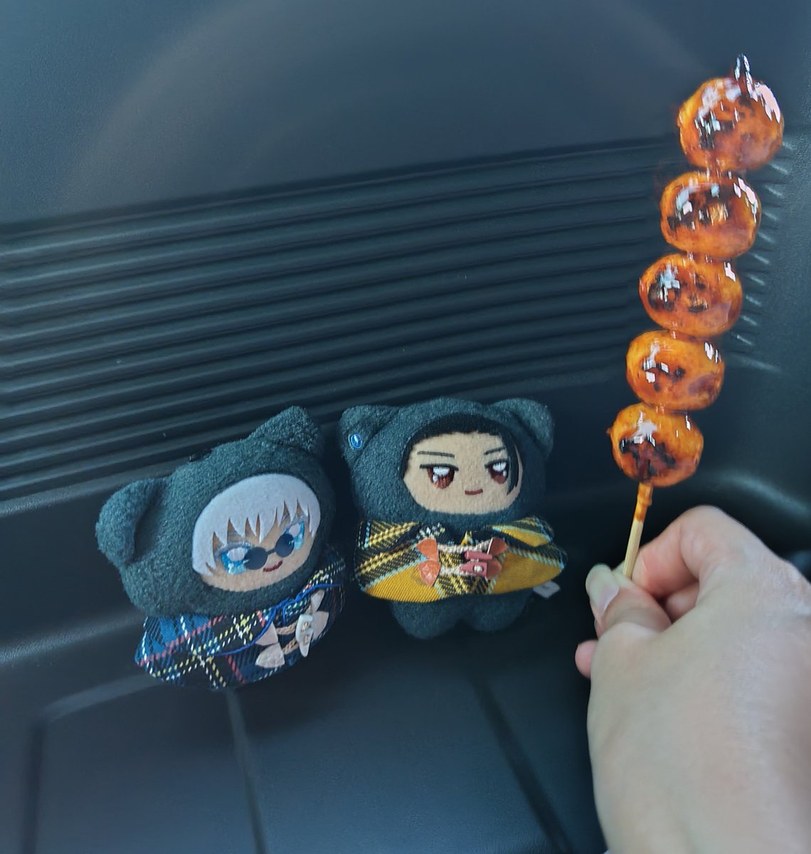 mt_k_j's tweet photo. おやつはみたらし団子だよ🍡
めちゃ美味しいのにこれで1本50円なのバグだな…… https://t.co/uMIwBpL7sk