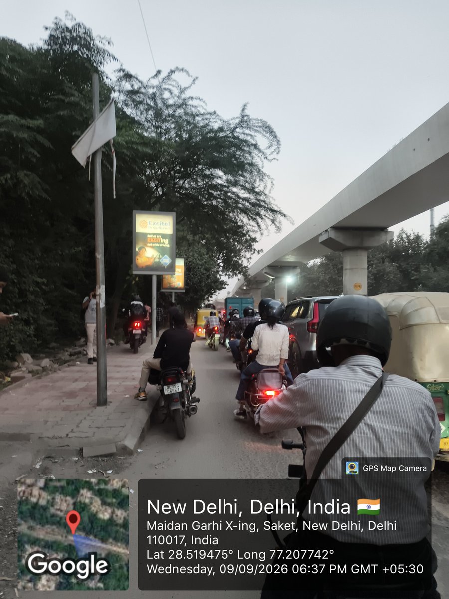 PahelFoundation's tweet photo. 🚨 सव��ल यह है कि आखिर यह गेट हट क्यों नहीं रहा?

कई बार शिकायतें और जानकारी दिए जाने के बावजूद साकेत, ब्लॉक-ई के मुख्य प्रवेश द्वार पर लगा यह गेट आज भी जस का तस है।

अब यह सवाल उठना स्वाभाविक है कि क्या किसी प्रभावशाली व्यक्ति या रसूखदार वर्ग का दबाव होने के कारण संबंधित अधिकारी कार्रवाई करने से बच रहे हैं?

अगर यही मामला किसी गरीब या आम नागरिक की जमीन/मकान से जुड़ा होता, तो क्या इतनी लंबी अवधि तक गेट या अवरोध बना रहता? या फिर तत्काल कार्रवाई कर दी जाती?

कानून सबके लिए बराबर होना चाहिए।
अगर गेट अवैध है तो उसे हटाने में इतनी देरी क्यों? और अगर यह गेट वैध है, तो संबंधित विभाग सार्वजनिक रूप से इसका कानूनी आधार, स्वीकृति और अनुमति स्पष्ट क्यों नहीं करता?

जनता यह जानना चाहती है कि आखिर किसके दबाव में कार्रवाई रुकी हुई है?

@DMSouthDelhi @MCD_Delhi @DCSOUTHZONE @DelhiPwd @CMODelhi @LtGovDelhi
@CVCIndia
@gupta_rekha @OfficialDMRC
@DCP_DelhiMetro

जनहित में निष्पक्ष जांच और स्पष्ट कार्रवाई की मांग।