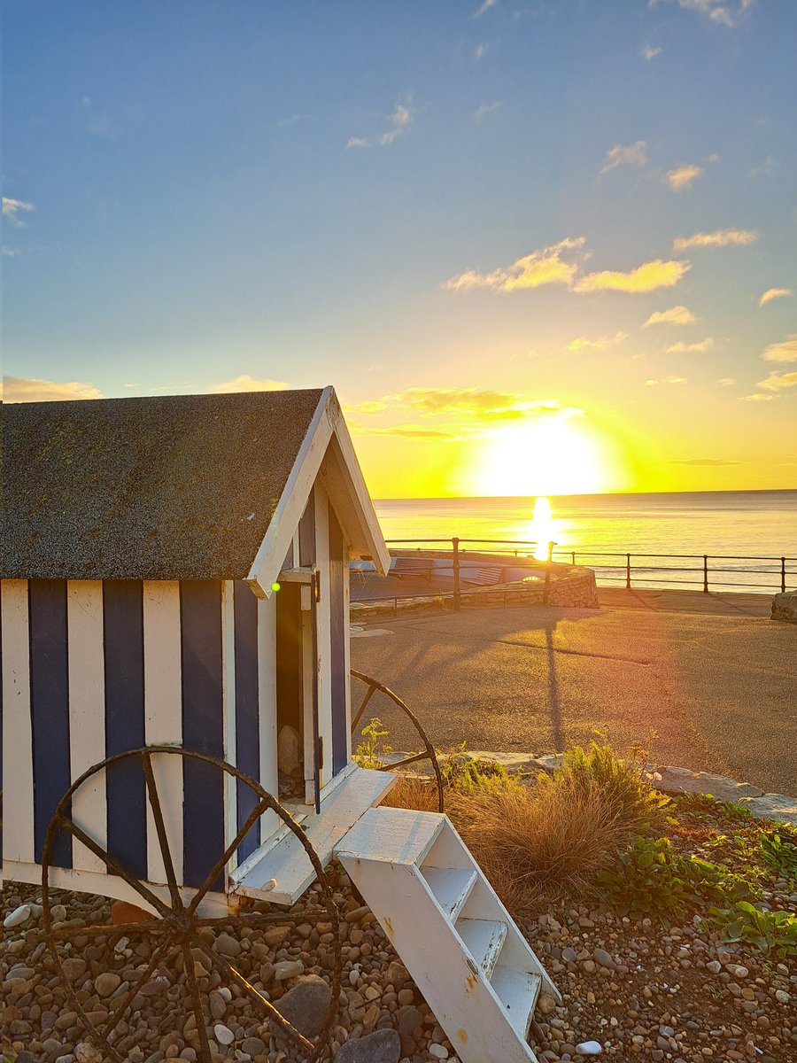 milner_bell's tweet photo. Beautiful autumn sunrise #filey @Filey_UK @HelloYorkshire @OfficialFiley https://t.co/erClbcL4OB