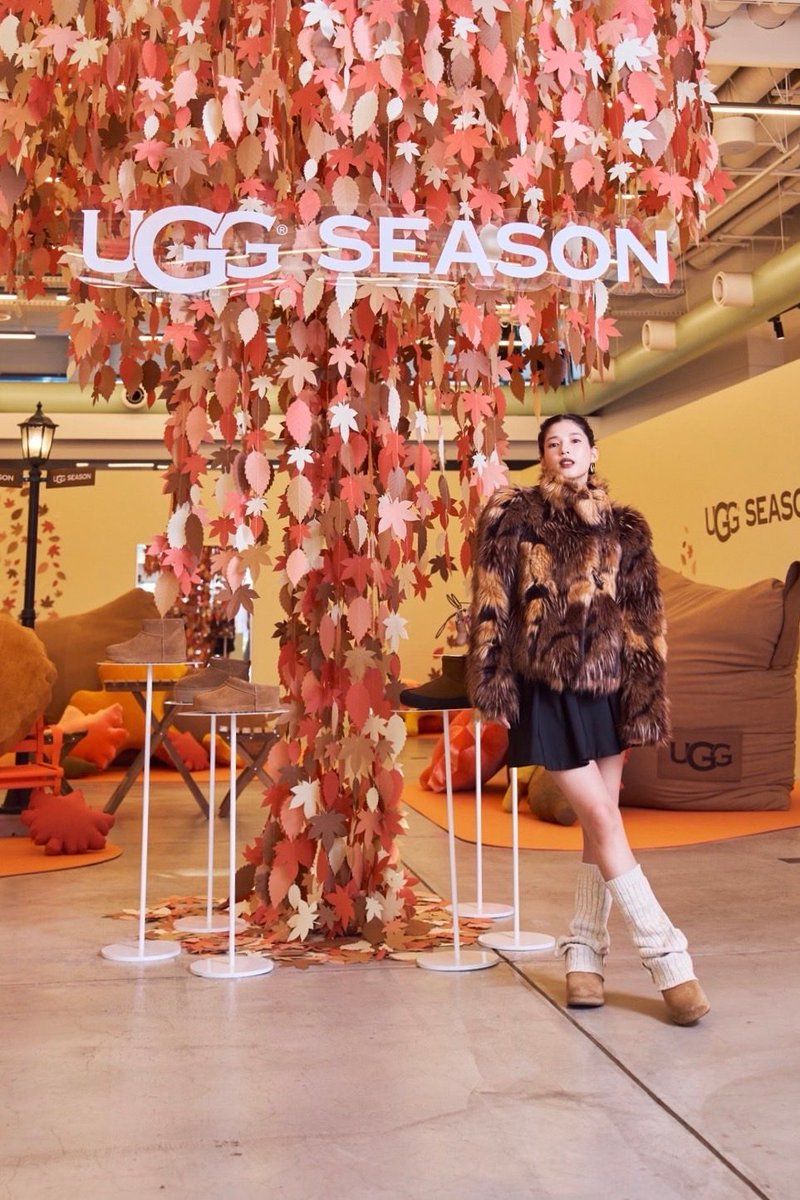 UGGJapan's tweet photo. 石井杏奈さんが本日から開催中の🍂UGG SEASON ポップアップイベント🍂でUGGと一緒に秋をセレブレート🤎

Classic Mini EnwrapブーツにTesie Toggleジャケットとレッグウォーマーを合わせたスタイリングは秋にピッタリ😍

https://t.co/GaXgALVGlL

#UGG
#UGGSeason https://t.co/cIlzf9IM2x