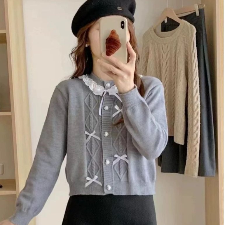 ireneluvi's tweet photo. Soft Girl Era is here 🎀✨
Cardigan rajut lembut dengan kerah scallop polkadot + pita black ribbon. Manisnya pas, gak lebay. Dipake ke kampus, nge-date, hangout auto jadi pusat perhatian.
Bahan halus, gak gatal, gak gerah. Wajib punya 2 warna: Pink &amp; Cream! https://t.co/pYLQyUGrDz