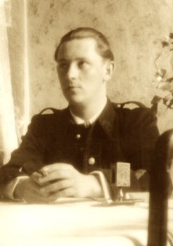 paroles_la's tweet photo. 10 oct. 1943. Le café est cerné : papiers ! Lucien Navarron s'enfuit. Un acharné, héroïque en 1940, pas le genre à se laisser prendre. 3 balles l'atteignent. Mais ni elles ni la torture ne le font parler. Il meurt le 15, sans même avoir donné son vrai nom : André Aalberg. 30 ans. https://t.co/Al3Y09qlgb