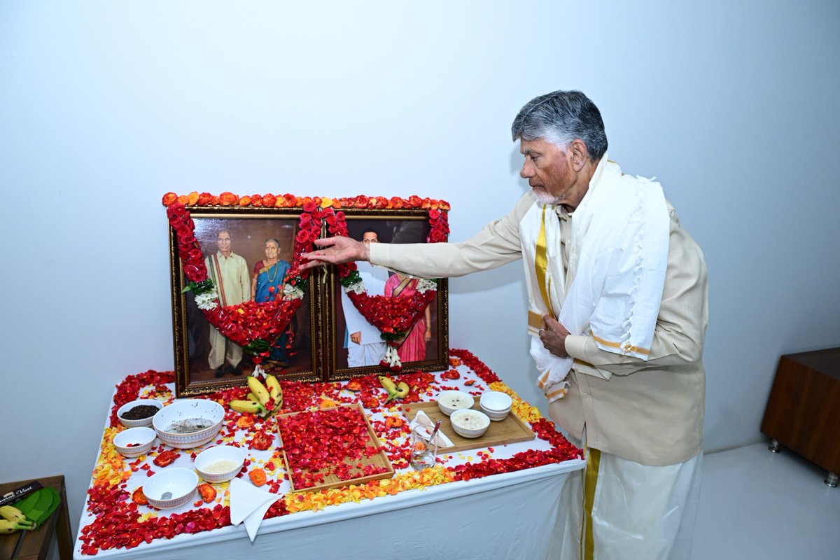 ncbn's tweet photo. భాద్రపద బహుళ అమావాస్య ఆచారాల పరంగా అత్యంత విశిష్టమైన రోజు. ఈ రోజును మహాలయ అమావాస్య, సర్వపితృ అమావాస్య అని కూడా పిలుస్తారు. హిందూ సంప్రదాయం ప్రకారం ఈ రోజున పితృదేవతలకు తర్పణాలు సమర్పించడం, శ్రాద్ధ కర్మలు నిర్వహించడం మన ఆచారం. ఈ పవిత్రమైన రోజున మా పితృదేవతలకు తర్పణాలు సమర్పించాను. https://t.co/YFfdDOyKG6