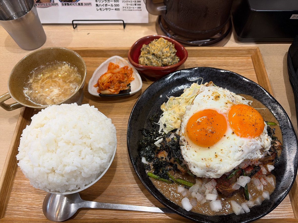 dorodoronosoup's tweet photo. ｺﾒｿｯ!!
10月限定:青天ノ霹靂 ACT3
・肉マシ1枚
・ご飯大盛り
・目玉焼き追加
・高菜マヨ

ドロ濃い〜煮干し豚骨ソース、玉ねぎの清涼感、ニンニクの芽の香ばしさ、バラ海苔の風味がガッツリ体の奥底に響いてくるんですねぇ
ACT3に進化したということで、思わずお口も悪くなりそうになるウマさだ… https://t.co/ArWZG3KHih