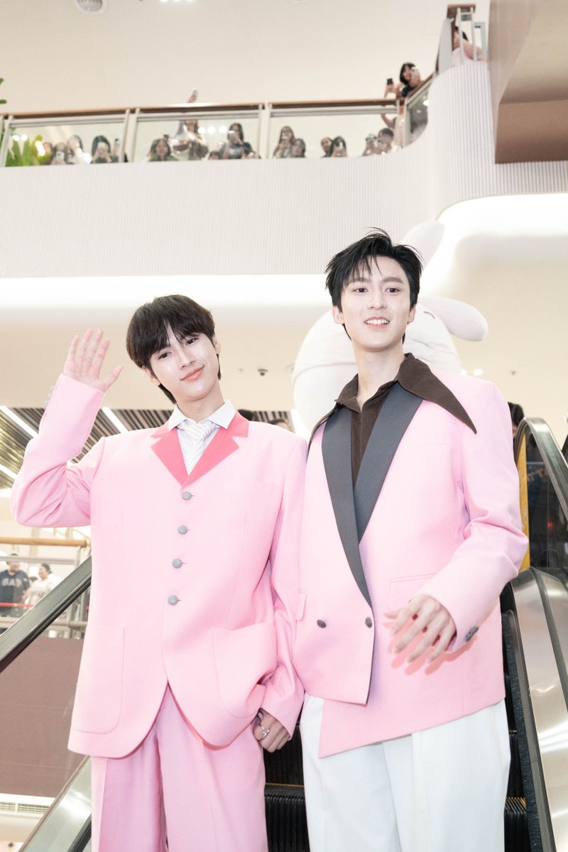 Central_Bangna's tweet photo. หล่อกันมาก✨

#CentralBangnaxRyujinPatji
#CentralBangnaxOhae
#NewCentralBangna
#CentralPattana 
#CentralBangna https://t.co/1fE06nyBWC
