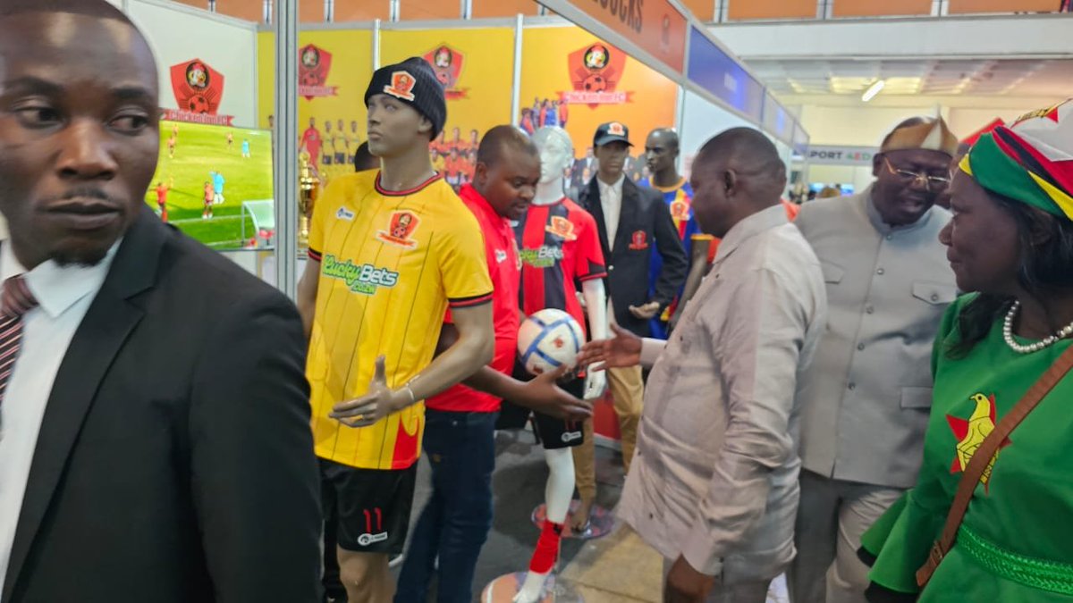 Realbeefactor's tweet photo. With the Minister of Sports, Recreation, Arts and Culture, Ltd Gen (Rtd) Ambassador A. N Sanyatwe appreciating our 2piecer brand and merchandise won by Chicken Inn FC. 

Kuzana Sports, Creative Economy Expo.

We keep telling the story. The story of the Gamecocks. #Bulawayo https://t.co/sGD80x2FpH