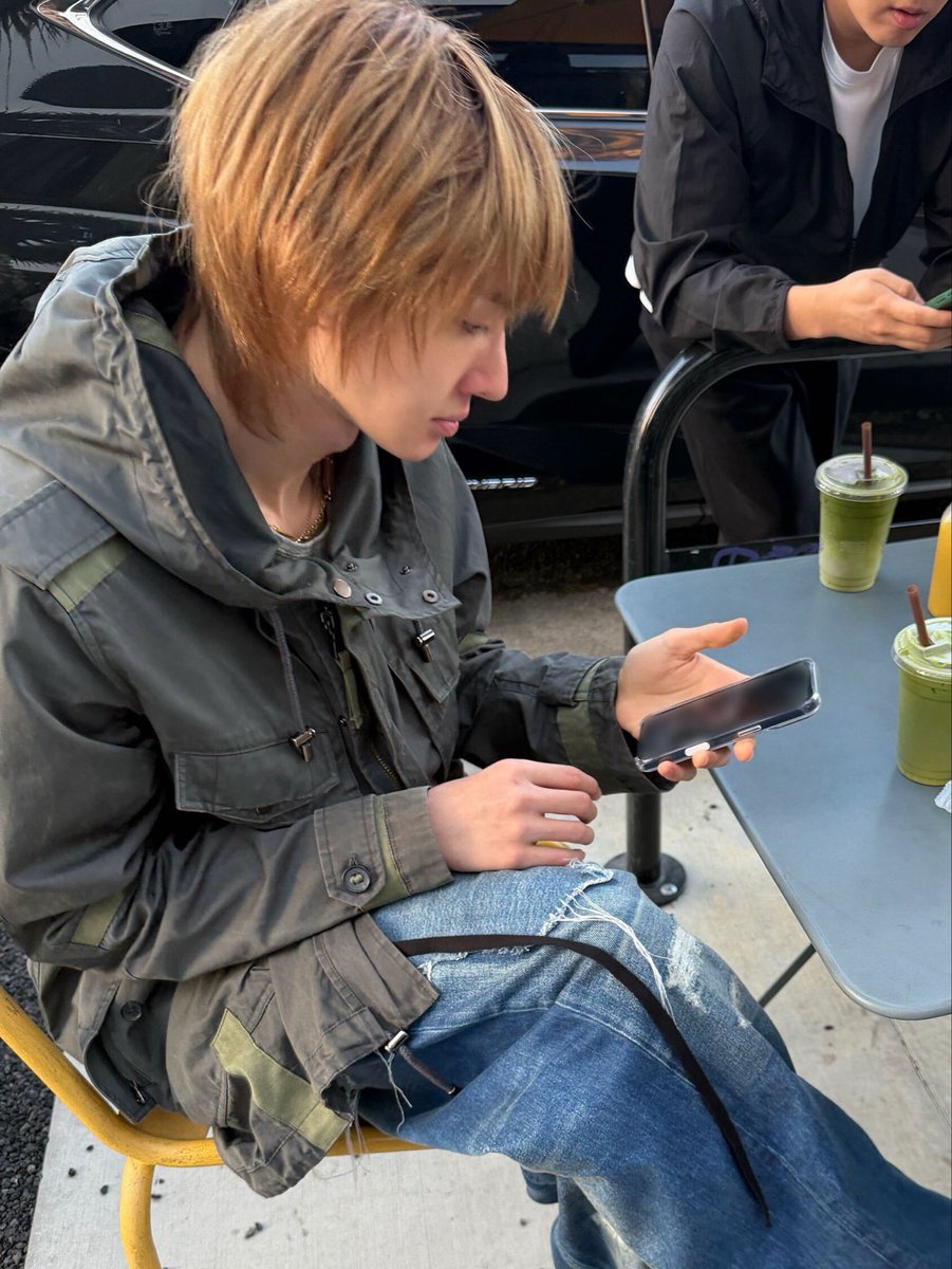 08zsync's tweet photo. GEMES BANGET NTIK TENGGELEM PAKE JAKET COWOKNYA😭😭 https://t.co/xkU1qsCzVl