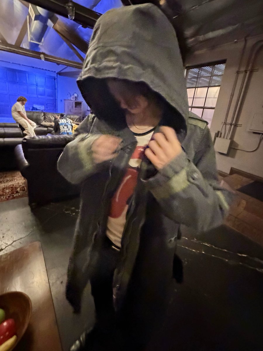 08zsync's tweet photo. GEMES BANGET NTIK TENGGELEM PAKE JAKET COWOKNYA😭😭 https://t.co/xkU1qsCzVl
