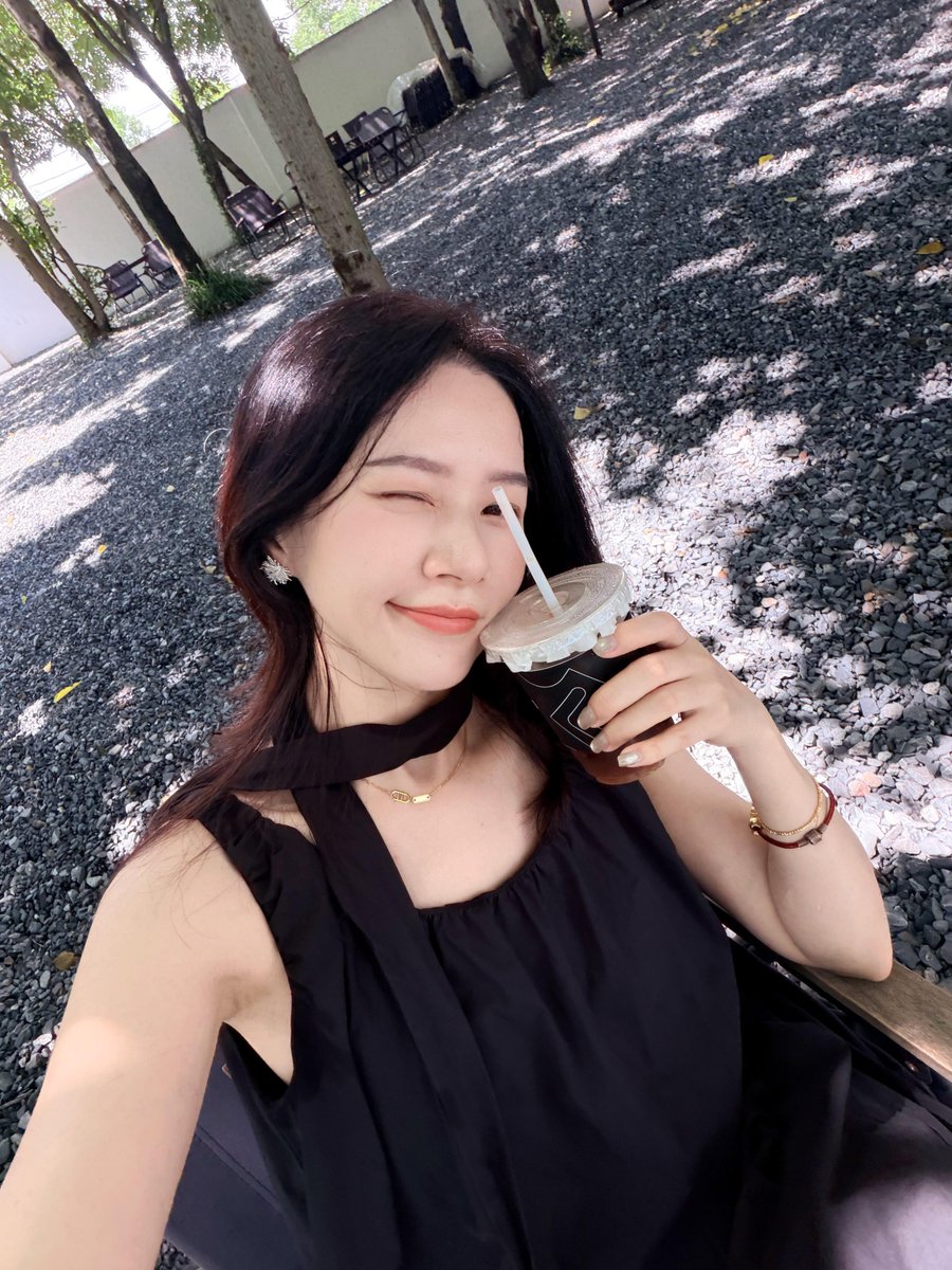 ddstrtr's tweet photo. 今天的快乐很简单：一杯冰饮，一个好心情，再偷偷眨个眼😉🥤 不过，这个wink你接收到了吗？💋 https://t.co/0Cmu2bpebl