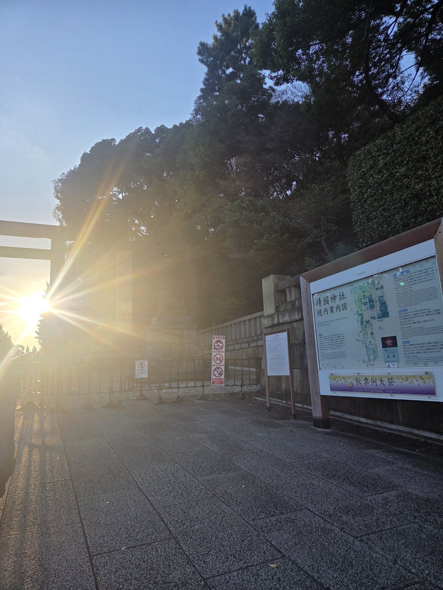 31_q5jump's tweet photo. 時間的に輝いてる靖国神社とれた https://t.co/jRjfieOJya