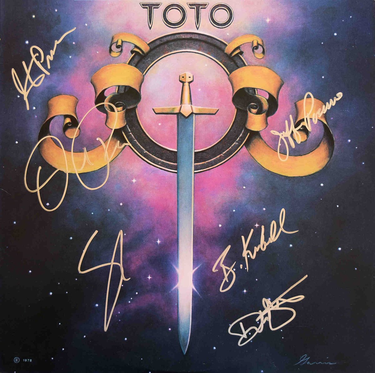 RuidoAnalogico's tweet photo. Toto debutaron de una manera bastante buena con su álbum homónimo. Títulos como Hold the Line, Georgy Porgy o You Are the Flower encandilaron al mundo... Hoy, ese discazo cumple ya los 48 años.
#Toto #aniversario #cumpleaños 🎂🎂 https://t.co/8K7rZVT6zS