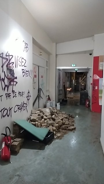 PoliceNat44's tweet photo. #intervention | Ce matin, nos policiers, assistés par des unités CRS, sont intervenus pour évacuer le bâtiment de la fac de lettres de l'université de #Nantes squatté par des individus. Lors de la progression dans le bâtiment, nous avons pu constater les importantes dégradations. https://t.co/hyuDpi2IsZ