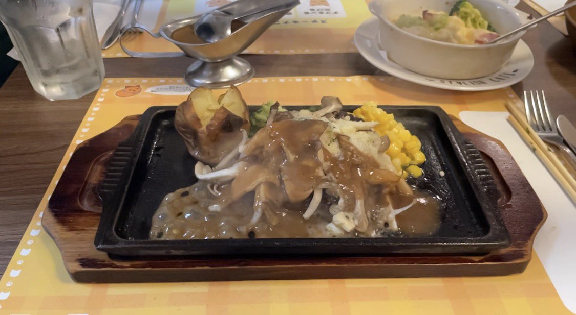 t_iyodan4989's tweet photo. 大賢者紫様が
彦根のハンバーグショップ
はらぺこキャットに登場…！

尤魔
「なんか藍のファンが
たくさんいたぞ」

藍様
「気のせいだぞ」

今回もありがとうございました！！ https://t.co/io8KvRlPxq