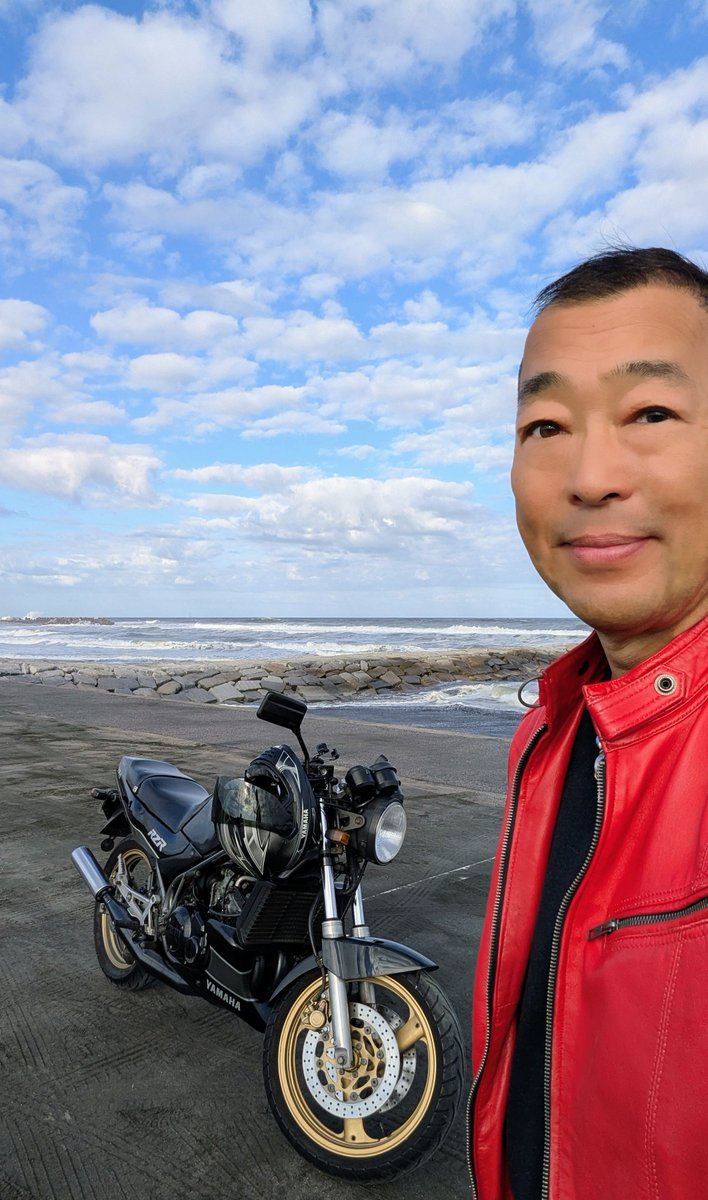 masaruvdragons's tweet photo. ず〜っと前から
バイクで行きたかった🌊一宮🏡
サイコーのバイク日和
バイク&amp;オレ絶好調💨💨💨
#RZ250R https://t.co/9syWR5ia9S