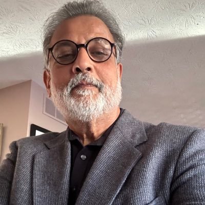 HistoryCell's tweet photo. इतिहास स्वयं को दोहरा नहीं रहा, बल्कि हमारे समय का आईना दिखा रहा है।

महात्मा गांधी के प्रपौत्र तुषार गांधी को मुंबई में उस वक्त हिरासत में ले लिया गया, जब वे प्रदर्शन में शामिल होने के लिए अगस्त क्रांति मैदान जा रहे थे।

विडंबना देखिए—जिस अगस्त क्रांति मैदान से 1942 में अंग्रेज़ी हुकूमत के खिलाफ ‘भारत छोड़ो आंदोलन’ का बिगुल बजा था, उसी ऐतिहासिक विरासत की ओर बढ़ते एक गांधीवादी को आज हिरासत का सामना करना पड़ रहा है।

इतिहास सवाल पूछेगा—सत्ता ने विरोध की आवाज़ को सुना या उसे रोकने की कोशिश की?