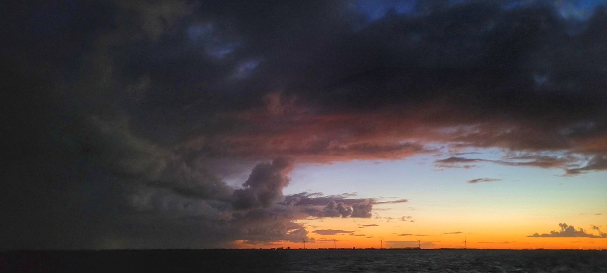 johan_klos's tweet photo. Goedemorgen mijn #telefoon heeft weer #overuren gemaakt vanmorgen op de #Oosterschelde met #mooieluchten #zonsopkomst #regenboog #zeeland #weerfoto https://t.co/l5BGp6VkbK