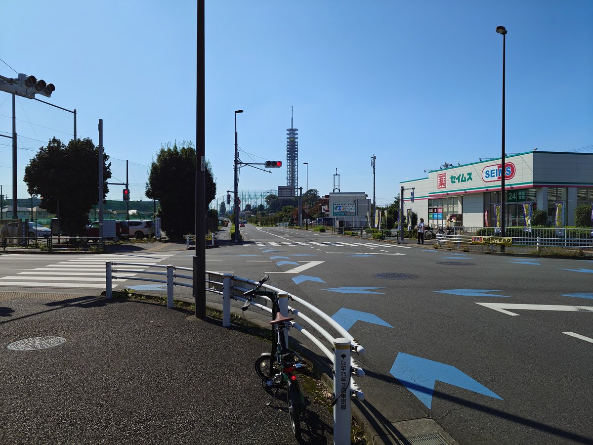 tkazma's tweet photo. 東村山駅の志村けんの像の前→東大農場前→東伏見公園→帰宅。スカイタワー西東京は見えそうで見えないことが多いのでもったいない。東伏見公園に至っては２０２１年が最後か…そりゃ木も成長して茂ってるわ。
#STRiDA #ストライダ #おりたたぶ https://t.co/HjAslUfej7