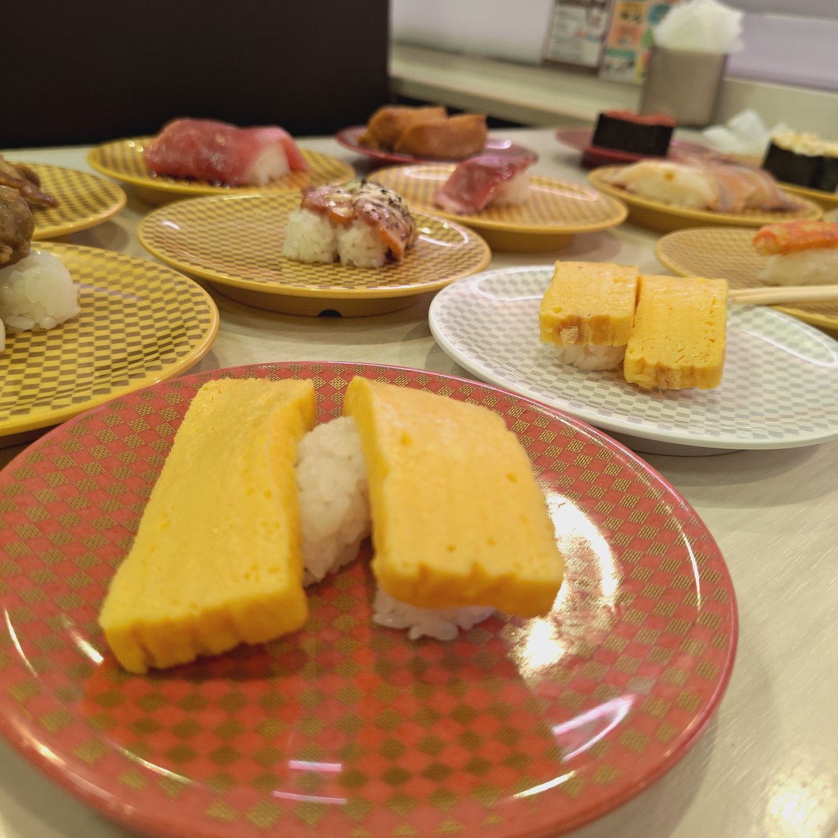 Tw_of_K5's tweet photo. 俺はガキだから好きなものを好きなだけ頼んで腹パンになって帰るんだ。
1番好きな寿司ネタは玉子だし、トリトンだろうが魚べいだろうがどこだって満足できる🍣 https://t.co/CNaG14ZgZx